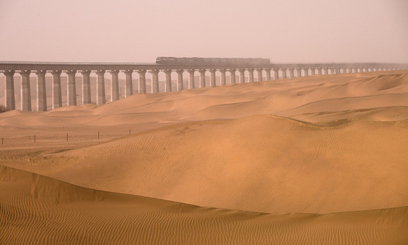 Trung Quốc xây đường sắt dài 2.712 km trên sa mạc ra sao?